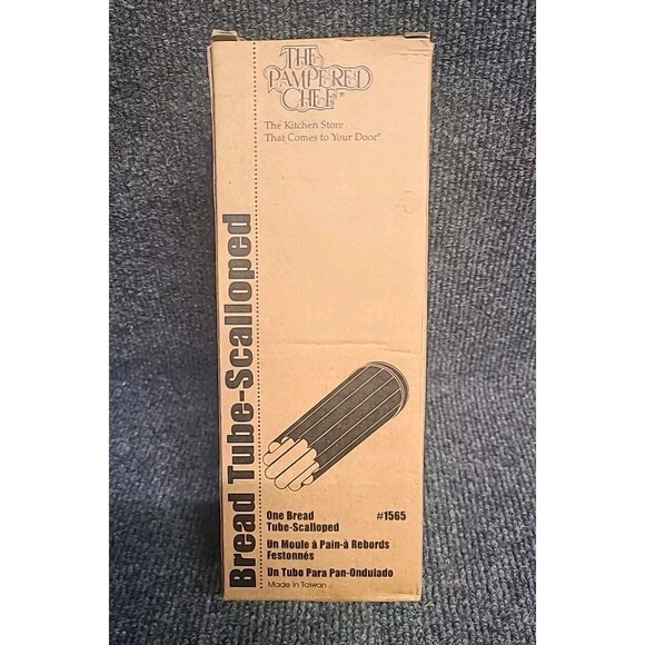NIB sealed vintage The Pampered Chef Bread Tube 9“ Scalloped  #1565 - Picture 1 of 2